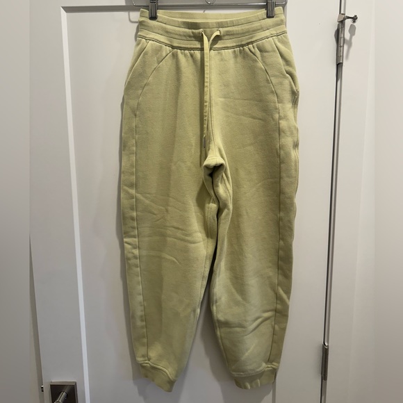 PRICE DROP⬇️ Lululemon Green Joggers in Size 4 - Picture 2 of 5